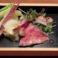 銀座 和牛鉄板焼 USHIGAMI - 前菜
                      厳選黒毛和牛 江戸前ハーブサラダ
                      
