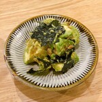 角打ち＋81 カネセ商店 - アボカドと海苔の酒盗和え
