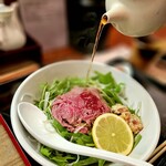 松阪牛麺 吹田店 - 松坂牛麺　肉普通の1200円　熱々のスープを全部かけます！