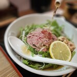 松阪牛麺 吹田店 - お肉に火が通って色が変わります！