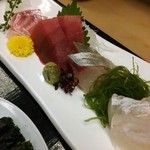 Kikusui - お刺身アップ。奥からアオリイカ、鯛、鮪、しま鯵、鮃。
                        
