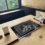炭焼地鶏 山蔵 - ちょうどこの1卓のみ空席、あとは満席。我々が食べ終わる14:30頃には半分くらいになっていた。