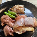 炭焼地鶏 山蔵 - タレ焼き。醤油、酒、生姜、唐辛子、僅かにニンニク？やや甘さがくどい。しかし鶏が凄い。