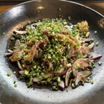 炭焼地鶏 山蔵 - タタキ。コレで2人前。いくらでも食べられる、が、それ以外もボリュームがすごいので、この半分でよかった。