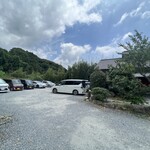 炭焼地鶏 山蔵 - 駐車場。店は狭くて急な坂道を100mほど上ったところにある。12〜3台くらいのスペースに、ちょうど1台だけ空いていた。来る時すれ違った黒い車が出て行った場所だろう。