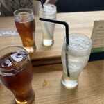 炭焼地鶏 山蔵 - 外は35℃の猛暑,着くなり生レモンスカッシュと黒烏龍茶を一気飲み。黒烏龍茶は全部で4杯ずつ飲んだ。ピッチャーで欲しかった。