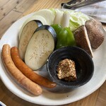 炭焼地鶏 山蔵 - 野菜も美味しい。ん？ソーセージ？コレは邪道…と思ったら！山倉オリジナルのソーセージ。コレも素晴らしい。マスタードとめちゃくちゃ合う。