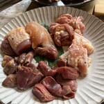 炭焼地鶏 山蔵 - こちらは塩。ハツ、砂肝、せせり、皮、もも、軟骨。とにかく鶏が凄い。野生味たっぷり、でも臭みは全くない。味が濃い。噛むと深い旨味が尽きることなく湧いてくる。