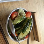 炭焼地鶏 山蔵 - サラダ。クオリティ高い。ドレッシングも野菜も唸るレベル。