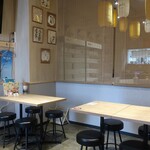 鶏部長と豚課長 - 店内の様子①。