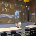 鶏部長と豚課長 - 店内の様子。