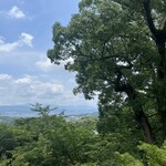 炭焼地鶏 山蔵 - 近くにある竈門神社の展望所から、南西の方角、太宰府市を望む。このお店は竈門神社からさらに300m奥にある。