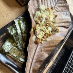 炭焼地鶏 山蔵 - 朴葉味噌。ネギが多すぎる。ノリのクオリティを上げて欲しい。それでも炭火で焼いた朴葉味噌はなかなか食べられない。コレをおにぎりにしてお土産にして欲しい。