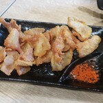 鶏部長と豚課長 - ・鶏皮チップス