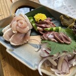 炭焼地鶏 山蔵 - はい、優勝。今朝〆たばかりの鶏だという。もうね、ハッキリ言うわ。ハツ凄すぎる。砂肝も凄すぎる。このためだけに来る価値がある。他の量が多くて…おかわりしたかった。