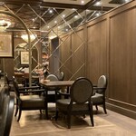 CAFE AUX BACCHANALES - 奥のフロアの席