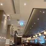 CAFE AUX BACCHANALES - 奥のフロアに行くまでの他の席