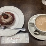 CAFE AUX BACCHANALES - カフェオレ¥750 渋皮栗のモンブラン¥650
