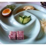 Ye Shanghai - 先ずは「冷菜」・・・上海料理の代表的なものが一口ずつ盛られています。