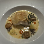 ラ ターブル ドゥ ジョエル・ロブション - ふっくらと蒸しあげたヒラメ 酸味を効かせた
      ブールブランソースと共に