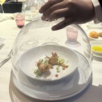 ラ ターブル ドゥ ジョエル・ロブション - アーティチョークとイベリコ豚のチョリソーに
      ターメリックを効かせたカプチーノソースを注いで