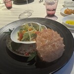 ラ ターブル ドゥ ジョエル・ロブション - 北海道産毛蟹にグリーンアスパラガスと
      高糖度トマトのサラダを合わせて