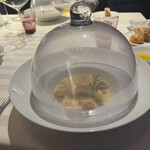 ラ ターブル ドゥ ジョエル・ロブション - ふっくらと蒸しあげたヒラメ 酸味を効かせた
      ブールブランソースと共に