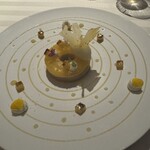 ラ ターブル ドゥ ジョエル・ロブション - バイナップルと黒糖キャラメルのムースを
      ココナッツサプレにのせて