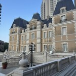 ラ ターブル ドゥ ジョエル・ロブション - ガーデンプレイスの中腹にあります。