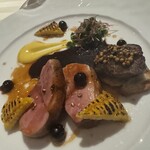 ラ ターブル ドゥ ジョエル・ロブション - あいち鴨のロティ玉蜀黍のムースリーヌと
      カシスをアクセントに