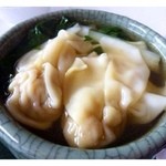 Ye Shanghai - スープは鶏肉系。ワンタンの中には「ミンチ状の鶏肉」が入っています。生姜風味です。