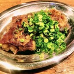 沖縄酒場 離〜Hanare〜 - 炙りとろとろよだれ軟骨ソーキ