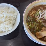 徳島ラーメン 大孫 川内店 - ご飯、肉入り
