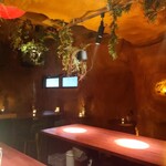 Bar NOW - 店内。カメラが明るく補正したけど本当はもっと暗い。