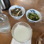 そば処 湧水 - 山菜料理、小松菜味噌わさび和え、いいちこ蕎麦湯割り