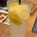 牛たん うしすけ - ■牛タン専用レモンサワー￥638：通常の氷ではなく、凍らせたレモンをグラスに入れることで、時間が経つにつれてレモンの風味がじわじわと広がった。