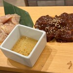 牛たん うしすけ - ■上ハラミ￥1,408：うしすけの技術が間接的に活かされているからか、内臓肉でありながら赤身に近い食感と、濃厚な旨みを感じることができた。 ■特選ミノ￥1,408：うしすけの技術が間接的に活かされているからか、適度な厚みと歯ごたえがあり、コリコリとした食感が魅力的だった。
