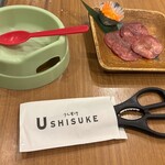 牛たん うしすけ - ★わんちゃん牛タン(S)￥550：愛犬の牛タンデビュー。目を輝かせ、すごい勢いで平らげていた。ハサミが添えられていたことや、サイズが3種類用意されていたのも、ありがたい心遣いだった。