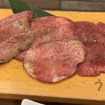 牛たん うしすけ - ■牛タン三昧御膳（厚切り・上・並）￥2,980：特に厚切りタンは、しっかりとした旨味があり、印象的だった。タンは輸入比率が高いことを考えると、わざわざ仙台まで足を運んで食べることに、少し疑問を感じてしまった。