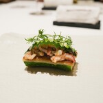 カンテサンス - 厚めにカットしたズッキーニの上にチーズや全粒粉の生地を香ばしくほっき貝に