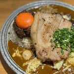吉田カレー  - 並、甘口、豚小、玉ねぎアチャール、うずらのアチャール、ローストポーク、ゴーダチーズ