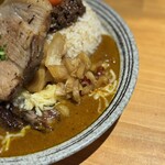 吉田カレー  - 並、甘口、豚小、玉ねぎアチャール、うずらのアチャール、ローストポーク、ゴーダチーズ