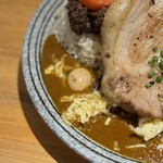 吉田カレー  - 並、甘口、豚小、玉ねぎアチャール、うずらのアチャール、ローストポーク、ゴーダチーズ