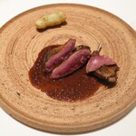 カンテサンス - ラカンのはと、スナップエンドウのフリット赤ワインとチェリーのソース