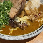 吉田カレー  - 並、甘口、豚小、玉ねぎアチャール、うずらのアチャール、ローストポーク、ゴーダチーズ