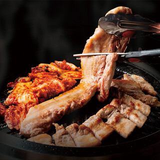 【名物】新鮮な生の豚肉を使用した「サムギョプサル」