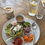 METoA Cafe ＆ Kitchen - スマッシュドアボカドトースト1,848円
アイスカフェオレ550円