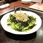マルシゲ鉄板堂 - カリカリじゃこと韓国のりのサラダ