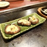 マルシゲ鉄板堂 - 肉厚しいたけのマヨ焼き