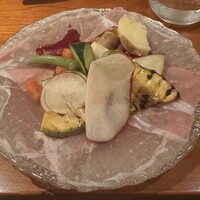 Braceria S - 薄くスライスした生ハムが皿に敷き詰められている。野菜は店の畑で採ったものらしい。